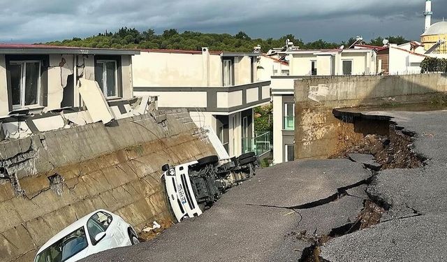 İzmir’de Felaket! Yollar Çöktü, Araçlar ve Tekneler Denize Sürüklendi