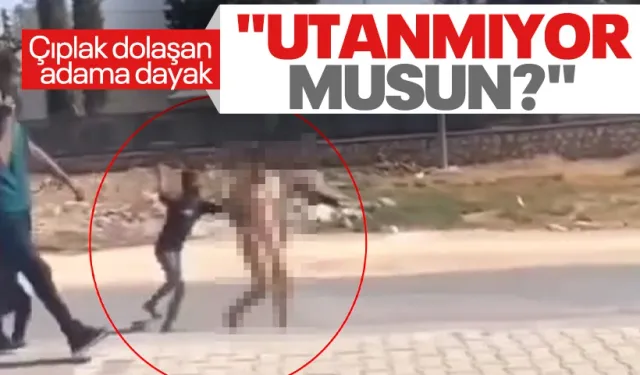 Sokakta çıplak dolaşan vatandaşa dayak: "Böyle gezmeye utanmıyor musun?"