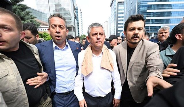 Özgür Özel CHP Genel Merkezi’nden ayrıldı: “Bir baba ocağını geri almak üzere çıkıyoruz”