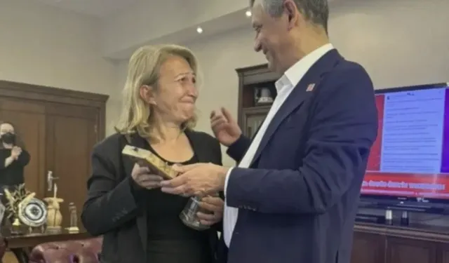 Özgür Özel genel başkanlık mührünü böyle emanet etti