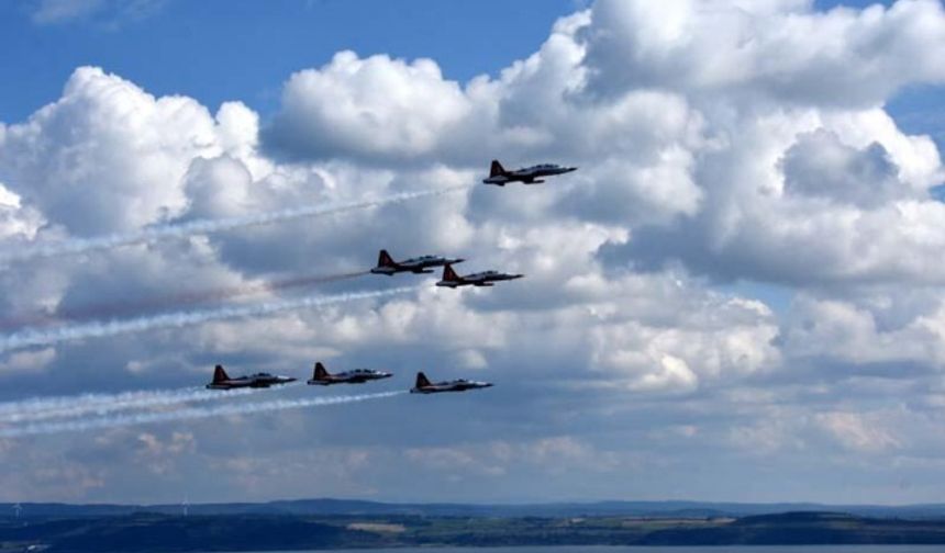 Çanakkale'de Türk Yıldızları'nın gösterisi nefes kesti