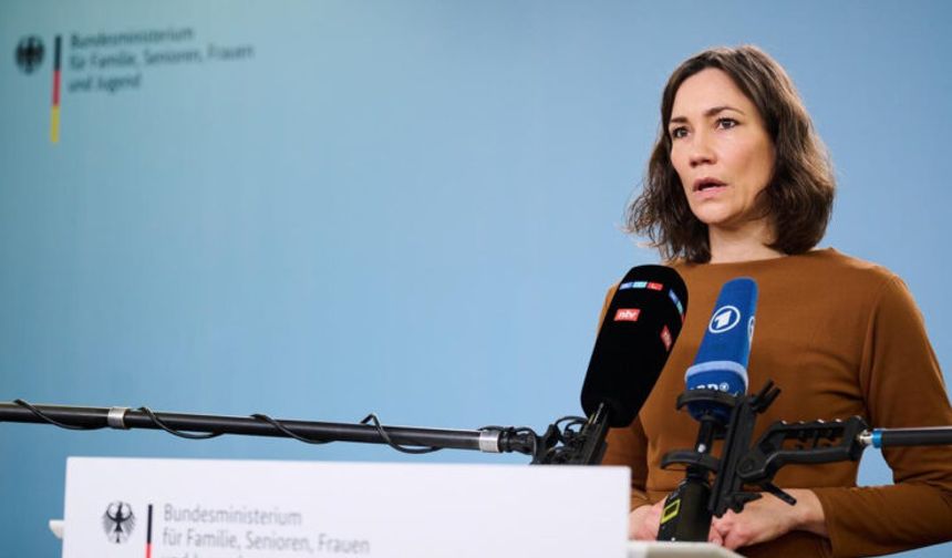 Sel felaketinde tatile gittiği için eleştirilen Almanya Aile Bakanı Anne Spiegel istifa etti