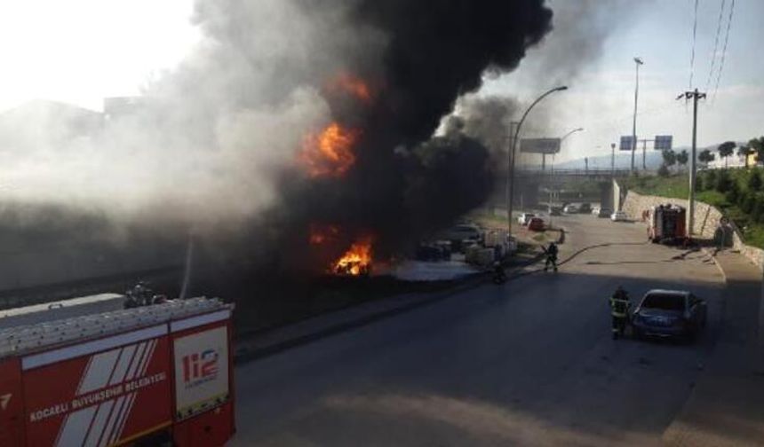Kocaeli'nin Körfez ilçesindeki TÜPRAŞ rafinerisinin yanındaki plastik imalathanesinde yangın çıktı