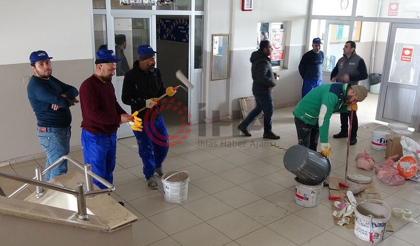 5 Öğretmen, 20 öğrencisiyle köy okulunu onardı
