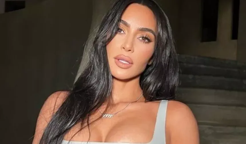 Kim Kardashian göğüs dekoltesiyle mest etti! Yatak pozuna yorum yağdı