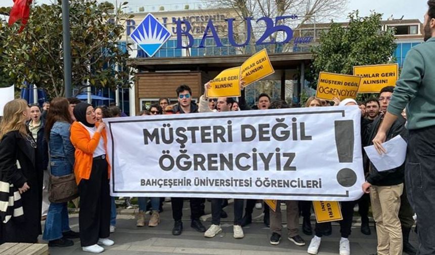 Bahçeşehir Üniversitesi erken kayıt ücretlerine yüzde 150’ye varan zam yapınca öğrenciler eylem yaptı!