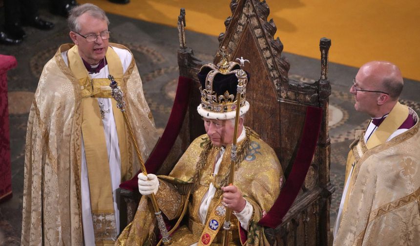 Birleşik Krallık ve 14 devletin bulunduğu İngiliz Milletler Topluluğunun Kralı III. Charles tacını taktı