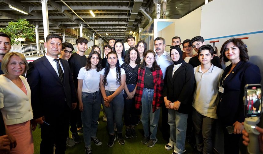 Milli Eğitim Bakanı Yusuf Tekin, Hatay'da öğretmen ve öğrenciler ile bir araya geldi