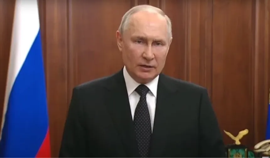 Putin, Rus Ordusu'na sesleniyor: "İç savaşı durdurdunuz"