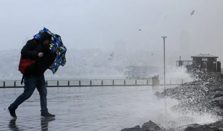 İstanbul Teyyakkuzda! AKOM, Fırtına Saatini Güncelledi ve Uyarıda Bulundu