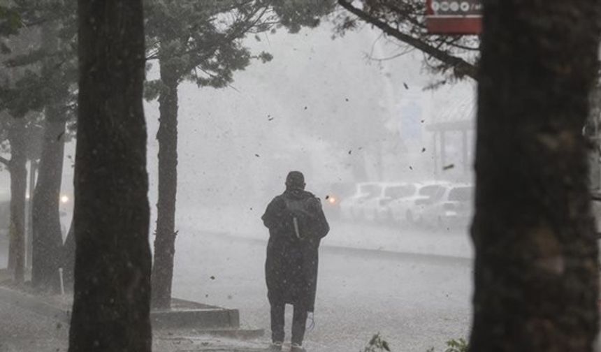 Ankara'da sağanak ve kuvvetli fırtına etkili oluyor