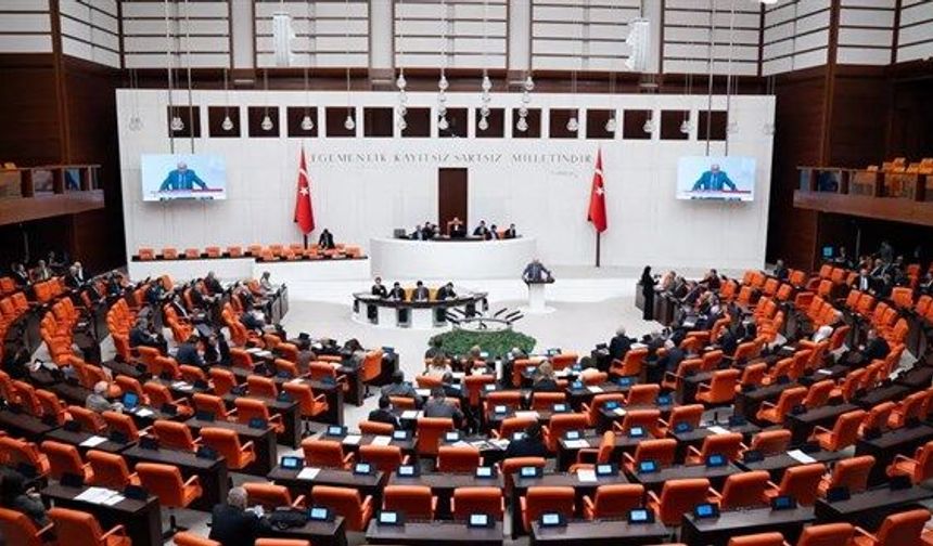 Mecliste milletvekili istifalarının ardından sandalye dağılımı değişti
