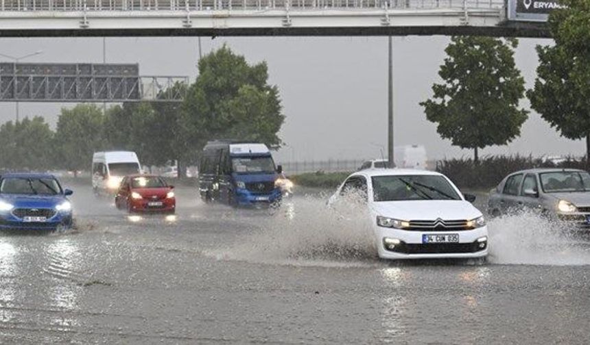 Ankara’da sağanak ve dolu hayatı felç etti: Ev ve iş yerlerini su bastı