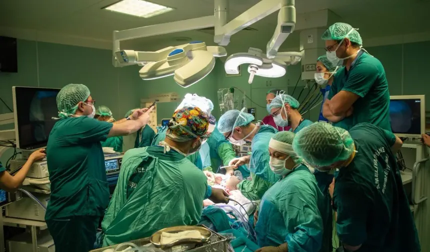 Türkiye'de tıp tarihi yazıldı: Anne karnındaki bebek ameliyat edildi