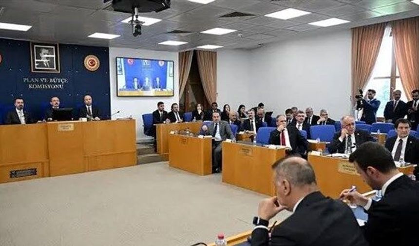 En düşük emekli aylığına zam düzenlemesi Komisyon'da