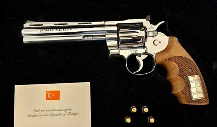 Erdoğan'ın NATO Zirvesi Hediyesi Revolverlar Uluslararası Gündemde