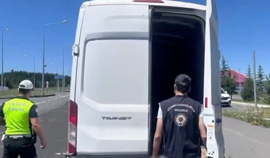 İçişleri Bakanlığı: 81 İlde Denetimlerde 25 Göçmen Kaçakçılığı Organizatörü ve 355 Düzensiz Göçmen Yakalandı