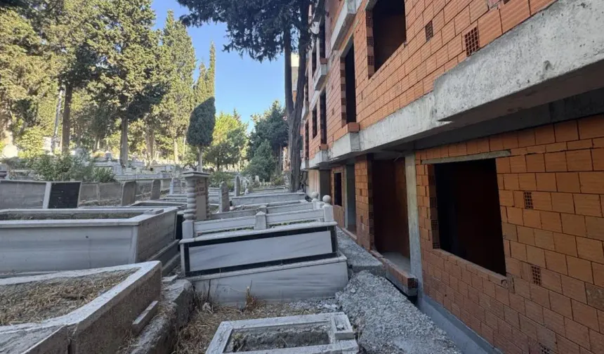 Balkondan mezarlığa sıfır mesafe: Şaşırtan kentsel dönüşüm manzarası