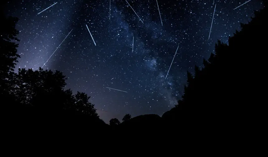 Bu gece gökyüzünde şölen var: Perseid meteor yağmuru, güneş tutulması ve 6 gezegen yan yana