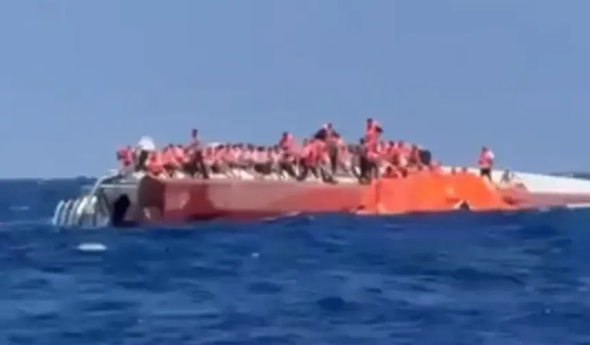Girne açıklarında yolcu gemisi alabora oldu! Üzerine çıkıp kurtarılmayı beklediler