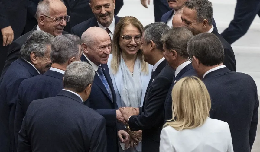 Bahçeli'den Özgür Özel'e şaşırtıcı soru: Bir gecede 91 milletvekiline nasıl ulaştınız?