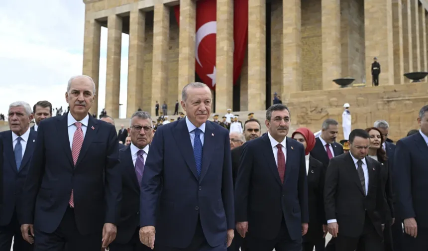 Cumhurbaşkanı Erdoğan Anıtkabir'i ziyaret etti: "Menfur planlara müsaade etmiyoruz"