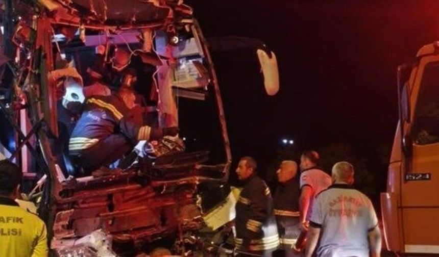 Gaziantep'te yolcu otobüsü tıra çarptı: 2 ölü, 17 yaralı