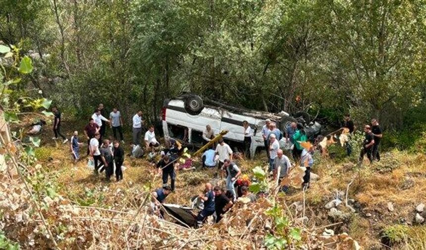 Sivas'ta yolcu minibüsü devrildi: 4 ölü, 10 yaralı