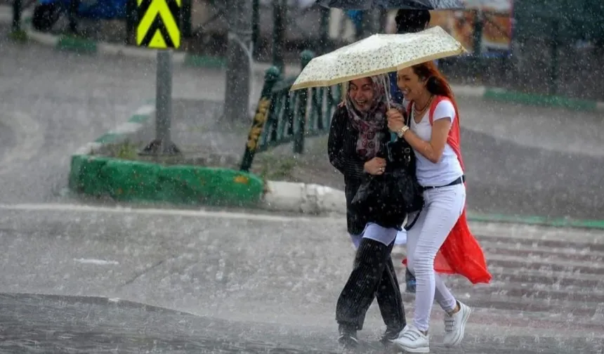 İstanbul'da sağanak sertleşiyor: AKOM'dan peş peşe uyarı