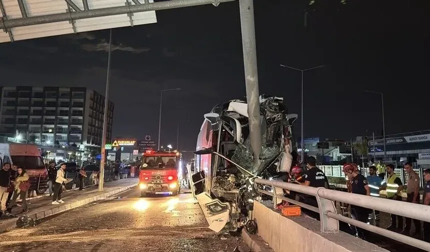 Adana'da Feci Kaza! Otobüs Direğe Çarptı 11 Yaralı...