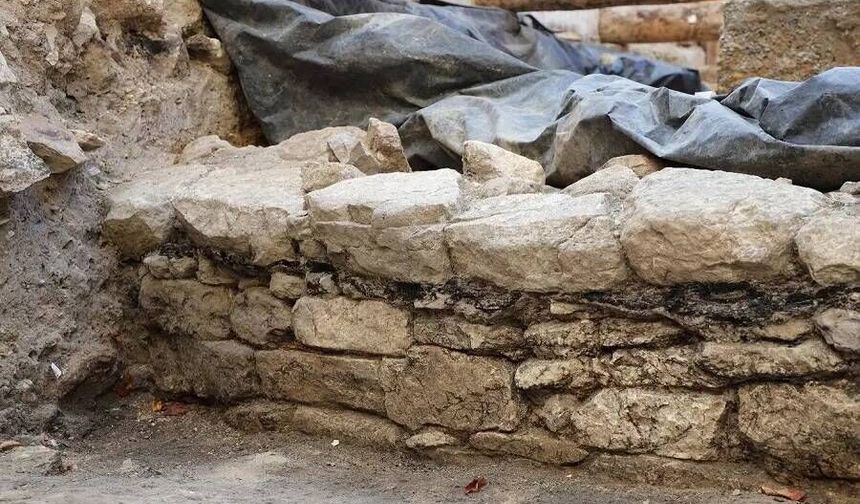 Paris'te 2 Bin 200 Yıllık Antik Duvar Keşfedildi
