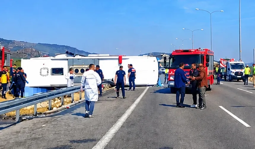 Manisa'da feci kaza: Yolcu otobüsü tıra çarptı, 11 kişi öldü