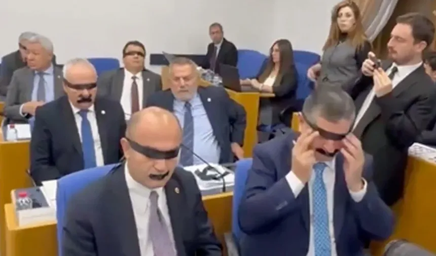 Meclis'te Halk TV protestosu: Ağızlarını ve gözlerini siyah bantla kapattılar