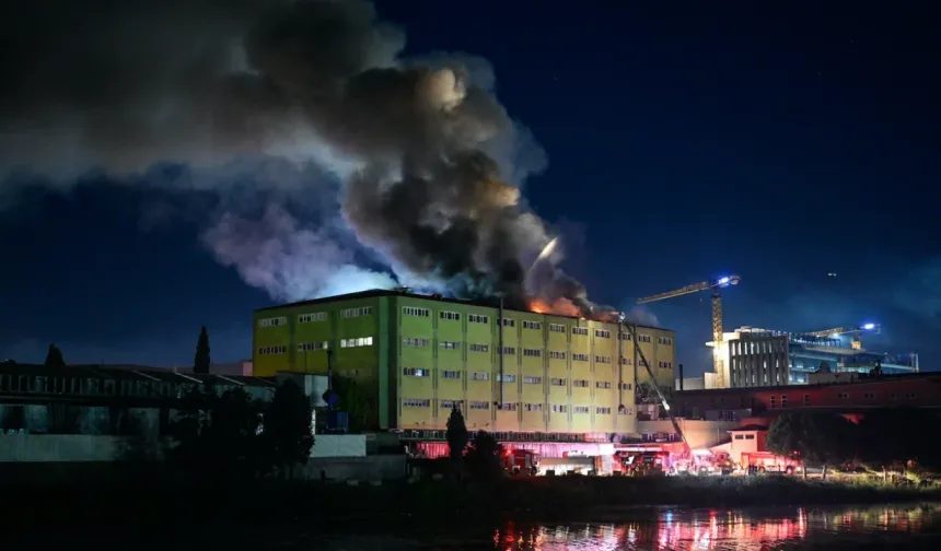 Tuzla'da fabrika yangını: Alevler çatının tamamını sardı
