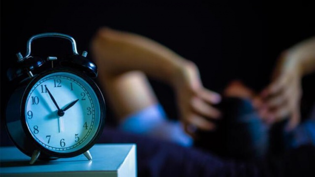 Yeteri kadar uyku almanın sağlığımız üzerindeki etkisi oldukça büyük. Üstelik kaç saat uyuduğunuz kadar nasıl uyuduğunuz da önemli. İşte ışıklı bir ortamda uyumanın vücudumuza verdiği zararlar...