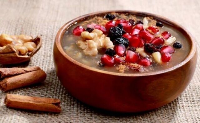 Buna karşın aşure gibi yüksek kalorili bir tatlıyı tüketirken de günlük enerji ihtiyacımızı göz önünde bulundurmak gerekiyor. Ortalama olarak hesaplandığında; 1 orta boy kase aşure 350-400 kaloriye denk geliyor. Bu nedenle tüketiminde aşırıya kaçmamak, haftada iki kaseden fazla tüketmemek gerekiyor. Diyabet hastalarının çok daha kontrollü olması şart.” diyor.