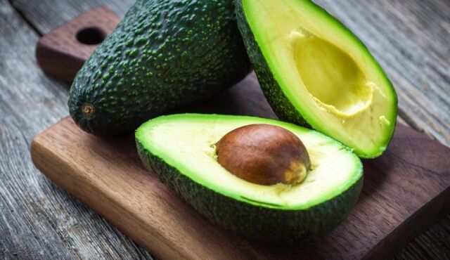 DİYETTE AVOKADO YERİNE NE YENEBİLİR?

Avokado diyetlerin olmazsa olmazı dedik, zayıflama konusunda büyük etki sağladığını söyledik. Peki avokado yerine diyetlerde başka neler yiyebiliriz?