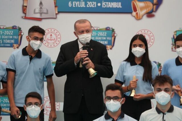 Cumhurbaşkanı Erdoğan sınıfları ziyaret etti: Tahtaya bu notu yazdı..