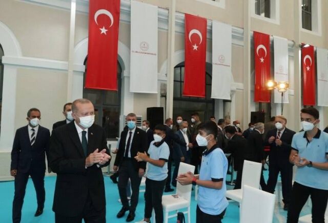 Cumhurbaşkanı Erdoğan sınıfları ziyaret etti: Tahtaya bu notu yazdı..