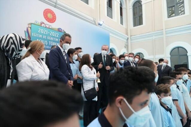 Cumhurbaşkanı Erdoğan sınıfları ziyaret etti: Tahtaya bu notu yazdı..