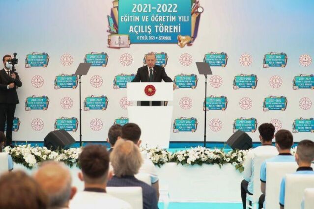Cumhurbaşkanı Erdoğan sınıfları ziyaret etti: Tahtaya bu notu yazdı..