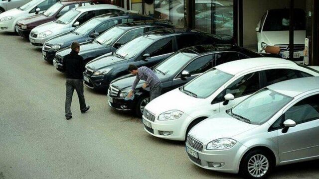 Sıfır araç fiyatlarında yaşanan artış vatandaşları ikinci el otomobile yönlendirdi. Biz de siz değerli okuyucularımız için ikinci el araç fiyatlarını listeledik. İşte araç alacaklar için farklı markalara ait 150 bin TL'nin altındaki C Segmenti modeller...