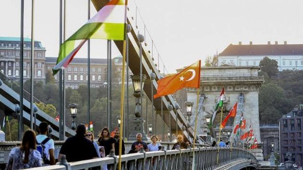 Macaristan: AB üyesi 28 ülkenin imzası ile yayımlanması planlanan kınama bildirisi, Macaristan'ın veto etmesi nedeniyle gecikti. Macaristan, vetosuna gerekçe olarak "ülkeler sınırlarını savunabilir" dedi.
