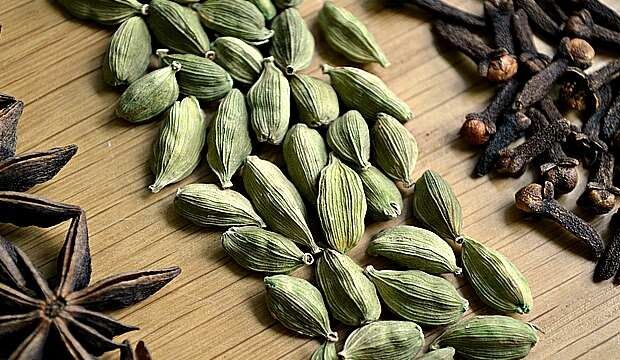 KAKULE

Mide ağrısına iyi gelir. Mide bulantısını önler. Hazmı, sindirimi kolaylaştırır. Sindirim sistemini düzenler, bağırsakları çalıştırır.