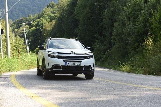CITROEN

Fransız üretici Citroën, Ekim ayı kapsamında kapsamında C5 Aircross SUV model ailesini 90 bin TL için 12 aya varan vade ve 0 faizli kredi ya da 120 bin TL için 24 aya varan vade ve yüzde 0.99 faizli kredi seçeneği ile satışa sunuyor.C3’ün seçili modelleri ise 60 bin TL için 12 aya varan vade ve yüzde 0,99 faizli kredi kullanılarak 181 bin 800 TL’lik başlangıç fiyatıyla tercih edilebiliyor. C3 Aircross SUV model ailesine sahip olmak isteyenlere özel olarak da 55 bin TL için 12 aya varan vade ve yüzde 0,99 faizli kredi imkânı sunulurken, modelin başlangıç fiyatı 248 bin TL olarak açıklanıyor.