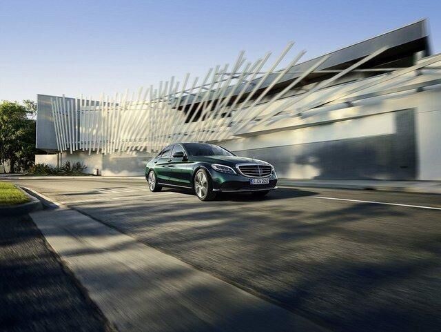 MERCEDES-BENZ

Mercedes-Benz, C-Serisi Sedan otomobillerde 355 bin TL krediye Ekim ayına özel, 12 ay ve yüzde 1.44 faizli kredi seçeneği sunuluyor. Alman markanın GLB modeli ise Ekim ayında 355 bin TL, 12 ay ve yüzde 1.44 faizli kredi imkanı ile satışa sunuluyor. 

E-Serisi Sedan otomobil sahibi olmak isteyen müşteriler için de Ekim ayına özel, 500 bin TL’ye, 12 ay ve yüzde 1.44 faiz oranı sunuluyor. 

Yapılan açıklamaya göre, A-Serisi Sedan için ise bu aya özel 280 bin TL, 12 ay ve yüzde 1.44 faizli kredi seçeneği sunuluyor. 

CLA’da ise 305 bin TL için, 12 ay vadeli, yüzde 1.44 faizli kredi yer alıyor.

Markanın hafif ticari araç modellerinden Vito ve Sprinter'da ise Ekim ayında 150 bin TL kredi için, 12 ay vade ve yüzde 0 faiz seçeneği sunuluyor.