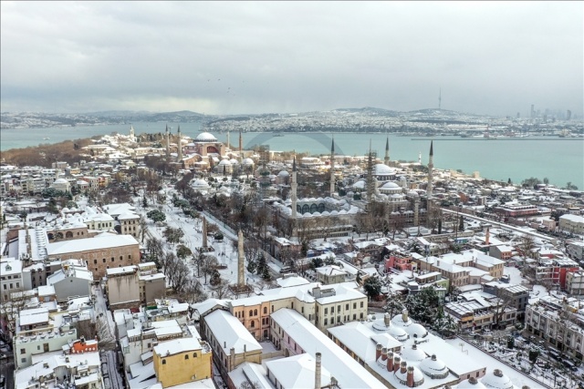 İstanbul&#039;da kar yağışı Ayasofya-i Kebir Cami-i Şerifi, Sultanahmet Camisi ve çevresinde etkili oldu. ( Muhammed Enes Yıldırım - Anadolu Ajansı )