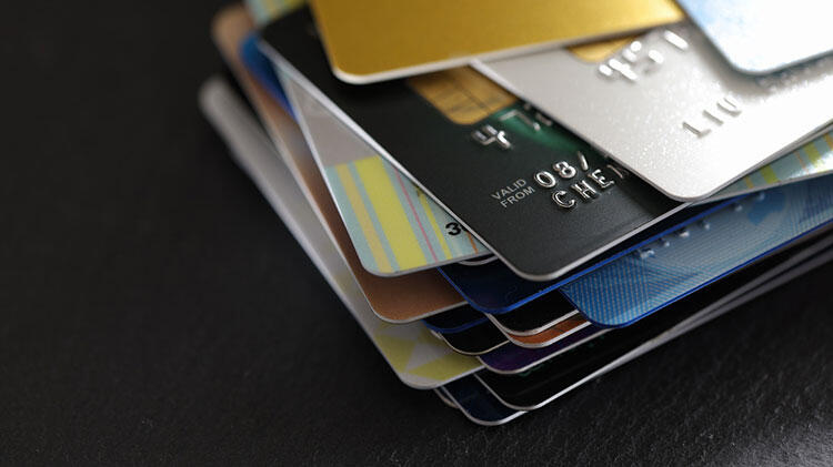 Kredi kartı birçok kişi için çoğu zaman kurtarıcı oluyor. Bankalardan kredi kartı kullanımının ilk amacı taksit avantajından yararlanmak. Yüksek fiyatlı ürünleri küçük taksitler ile ödeme fırsatı sunan kredi kartları, aynı zamanda bankaların yaptığı kampanyaların takip edilmesi ile ekonomik olarak karlı bir araç haline geliyor.