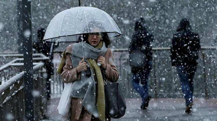 Meteoroloji Genel Müdürlüğü gelecek haftanın hava tahmin raporunu yayımladı. Buna göre, önümüzdeki günlerde yurt genelinde kuvvetli sağanak ve kar yağışının etkili olması öngörülüyor. Haftanın ortasına dikkat çekilen açıklamada, Bilecik, Kütahya ve Kastamonu'nun da aralarında bulunduğu 36 şehir için kar yağışı uyarısı yapıldı. Peki hava durumu tahminlerine göre, hangi illerde kar yağışı bekleniyor? İşte detaylar...