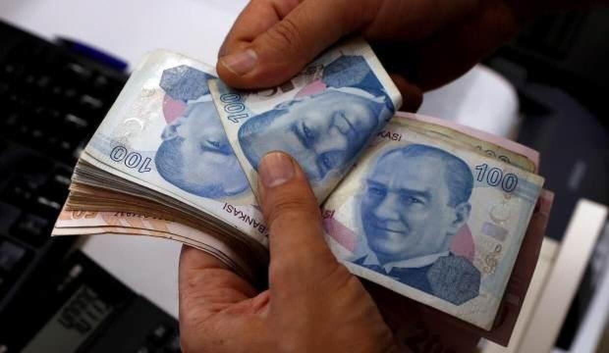 AGİ NEDİR? 
2007’den önce vergi iade zarfları vardı. Tüm çalışanlar yıl boyu alışverişlerinde topladıkları fiş ve faturaları zarfa yazıp işyerlerine verip vergi iadesi alıyorlardı. 2007’den itibaren vergi iadesi kaldırılarak yerine AGİ uygulaması geldi. İşverenler, çalışanların ücretleri üzerinden hesapladıkları vergiyi, AGİ kadar daha az ödüyorlar vergi dairesine. Hesaplanan AGİ’yi de çalışana net ücretlerine ilaveten ödüyorlar. AGİ’nin hesabı ise asgari ücret üzerinden yapılıyor. AGİ’den kaynaklı çalışana ödenecek yıllık tutar; yıllık asgari ücretin yarısına yüzde 15 oranı uygulanarak bulunuyor.